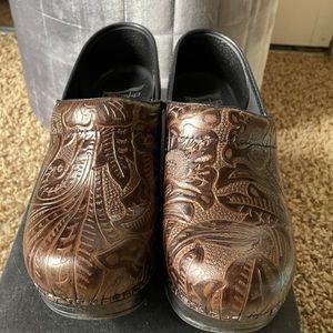 Dansko professional tooled brown clog